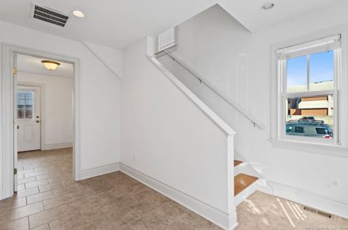 1 Dolsen Pl, Stamford CT  06901-1106 exterior