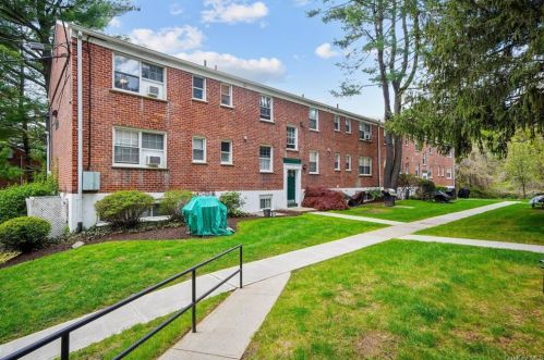 31 Fieldstone Dr, Hartsdale NY  10530-1561 exterior