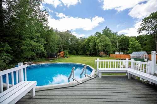 7 Olesen Rd, Derry NH 03038-4847 exterior