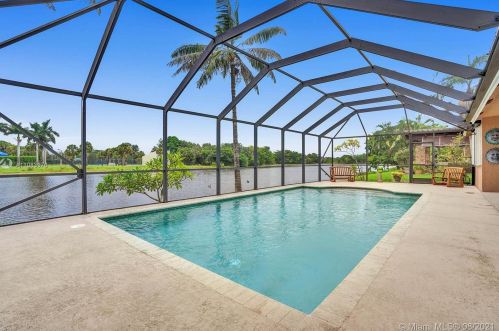 920 203rd Ave, Hollywood FL  33029-3439 exterior