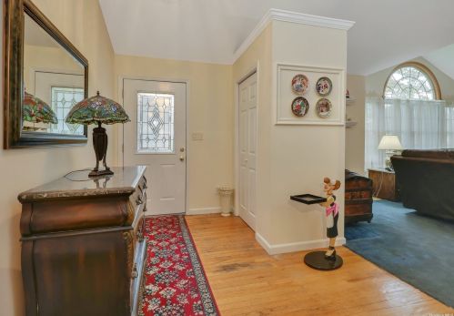 23 Nassau Ave, Babylon NY  11704-2814 exterior