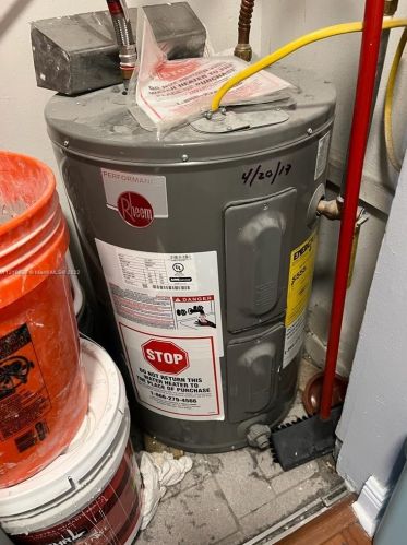 6075 20th Ave, Hialeah FL  33012-8906 exterior