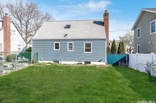 16 Scott St, New Hyde Park NY  11040-1319 exterior