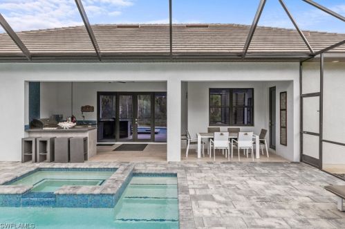 481 7th St, Naples, FL 34117-2128