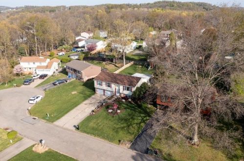 1806 Cedaridge Dr, Library, PA 15129-9204