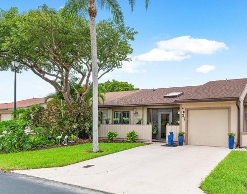 37 Winchmore Ln, Boynton Beach, FL 33426-8105