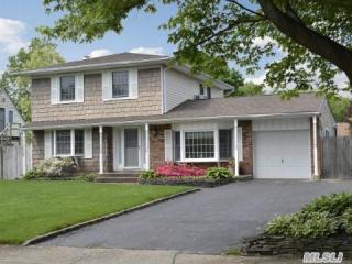 111 Chatham Dr, Oakdale, NY 11769-1403