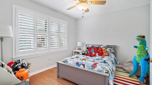 5904 Bayview Cir, Saint Petersburg FL  33707-3930 exterior