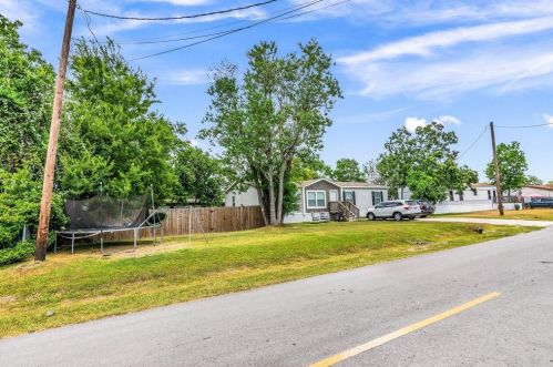 417 Bartlett Bend Dr, Highlands, TX 77562-1900