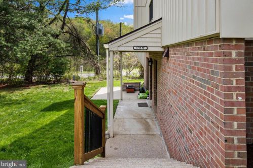 15277 Forest Grove Dr, Woodbridge, VA 22191-3911