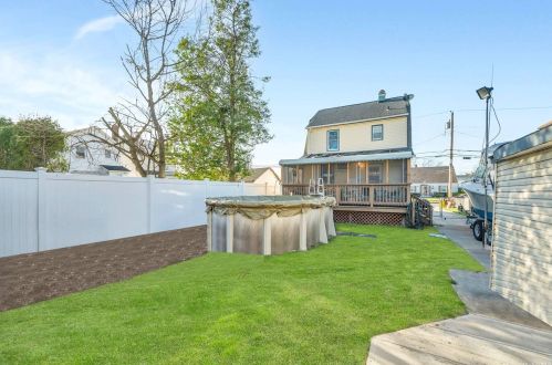 1261 Waverly St, Hewlett, NY 11557-1227