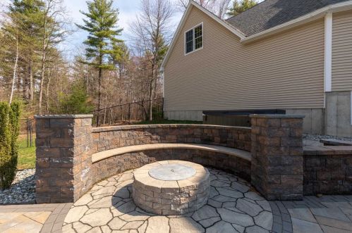 49 Sandy Ln, Dover NH  03820-5900 exterior