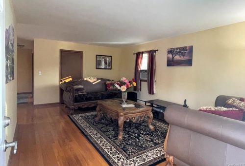 5 Park Pl, Airmont, NY 10901-5811