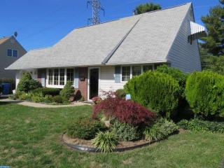 133 Kenwood Dr, Levittown, PA 19055-2405