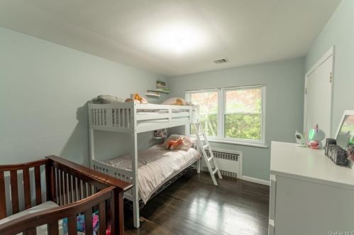 4 Hillside Ter, Airmont NY  10901-2105 exterior