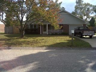 5563 Hallwood Dr, Hope Mills, NC 28348-2864
