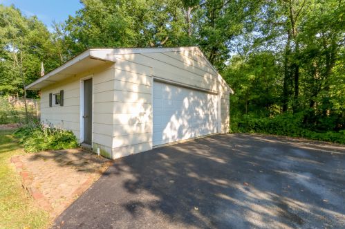1960 Lakeshore Dr, Twin Lakes, WI 53181-8912