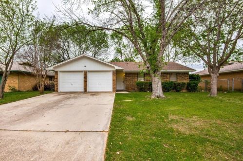 3323 Kingfisher Ln, Denton, TX 76209-3585