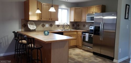 408 Buckhorn Dr, Belvidere, NJ 07823-2707