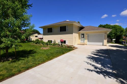 2 Aspen Ct, Faribault, MN 55021-5512