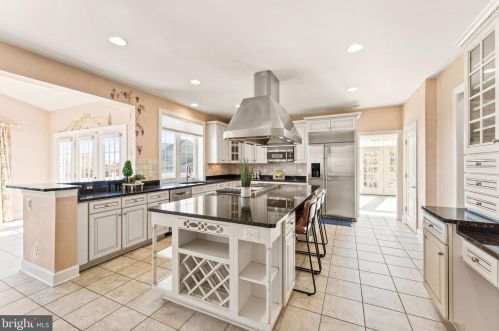 20906 Mcintosh Pl, Leesburg VA  20175-6372 exterior