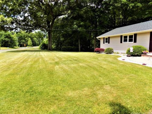 282 Hayden Sta Rd, Windsor CT 06095-1407 exterior