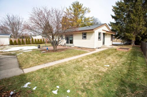 5581 Honey Creek Dr, Milwaukee WI  53221-4062 exterior