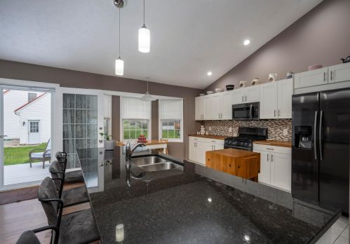 1001 Farmington Ln, Washington Ch OH  43160-8641 exterior