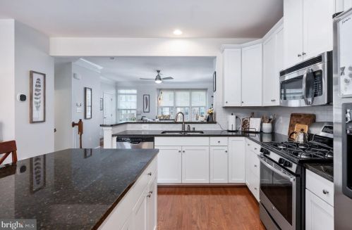 7009 Darbey Knoll Dr, Gainesville VA  20155-3634 exterior