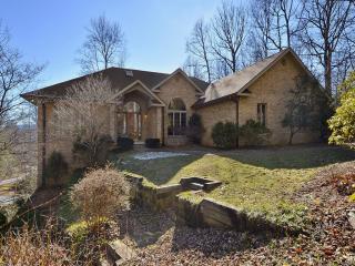 2451 Cumming Woods Ln, Hendersonville, NC 28739-8831