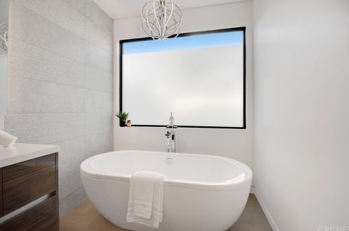 15245 Greenleaf St, Van Nuys CA 91403-4010 exterior