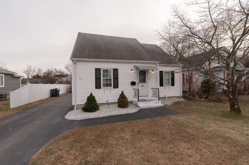 84 Blanchard Ave, Warwick, RI 02888-5014