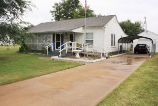 1025 8th St, Blackwell, OK 74631-1234