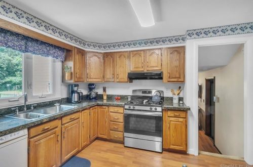 52 Farmstead Ln, Windsor CT 06095-1833 exterior