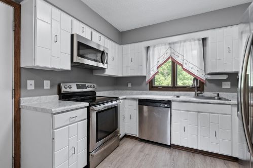 962 Bartelmy Ln, Saint Paul, MN 55119-3874