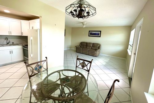 50 Kent D, West Palm Beach FL  33417-1707 exterior