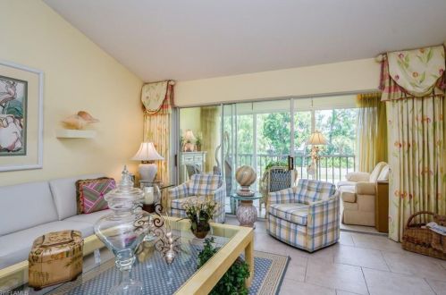 6860 Dennis Cir, Naples, FL 34104-8710