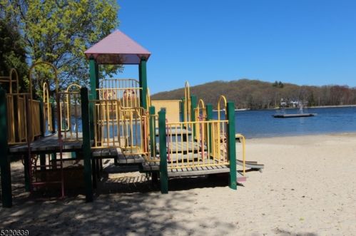 21 Lagoon Trl, Kinnelon NJ  07405-3310 exterior