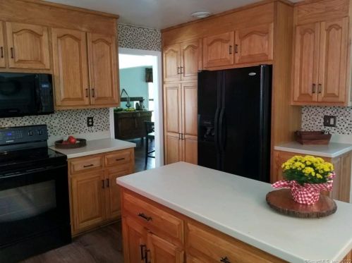 6 Jeremy Dr, East Lyme CT  06333-1544 exterior