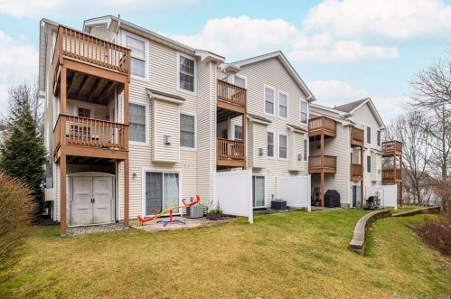 32 Crows Nest Ln, Danbury CT  06810-7157 exterior