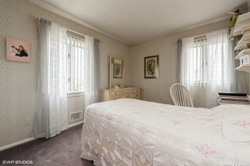 76 Shelbourne Ln, New Hyde Park NY  11040-1044 exterior