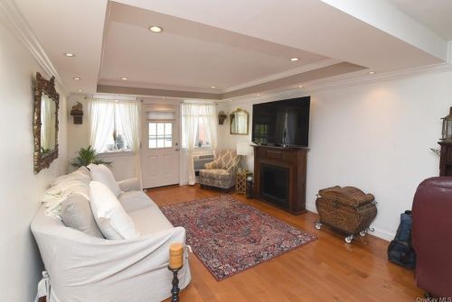 413 Woodland Hills Rd, White Plains NY  10603-3135 exterior