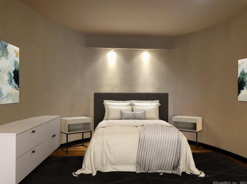 15 Sky Line Dr, Bridgeport CT  06612-1057 exterior