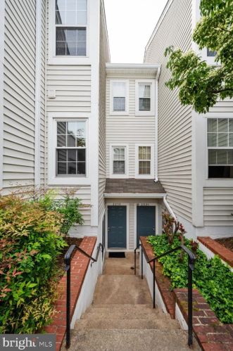 2830 Yarling Ct, Falls Church, VA 22042-4466