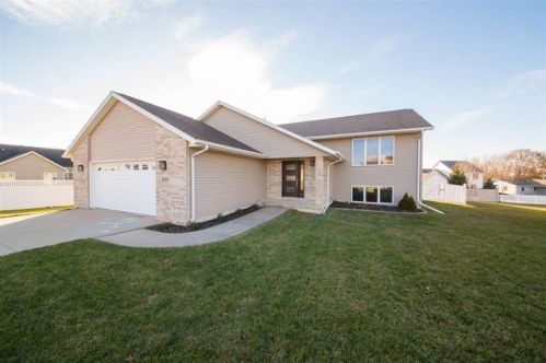 4840 Clover Ln, Waterloo, IA 50701-9714