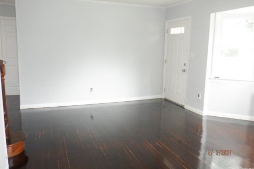 34 Liberty Ave, North Lindenhurst NY  11757-4824 exterior
