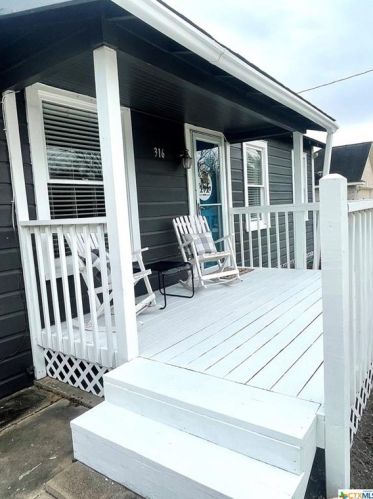 316 Trinity St, Edna, TX 77957-2403