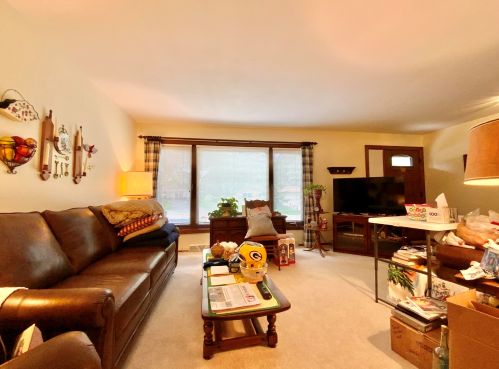 871 Crescent Ln, Chenequa, WI 53029-2641