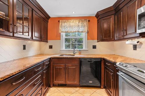 42 Pelham Pkwy, North Providence RI  02911-2915 exterior