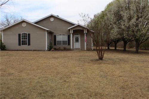 227 1st St, Prague, OK 74864-7848